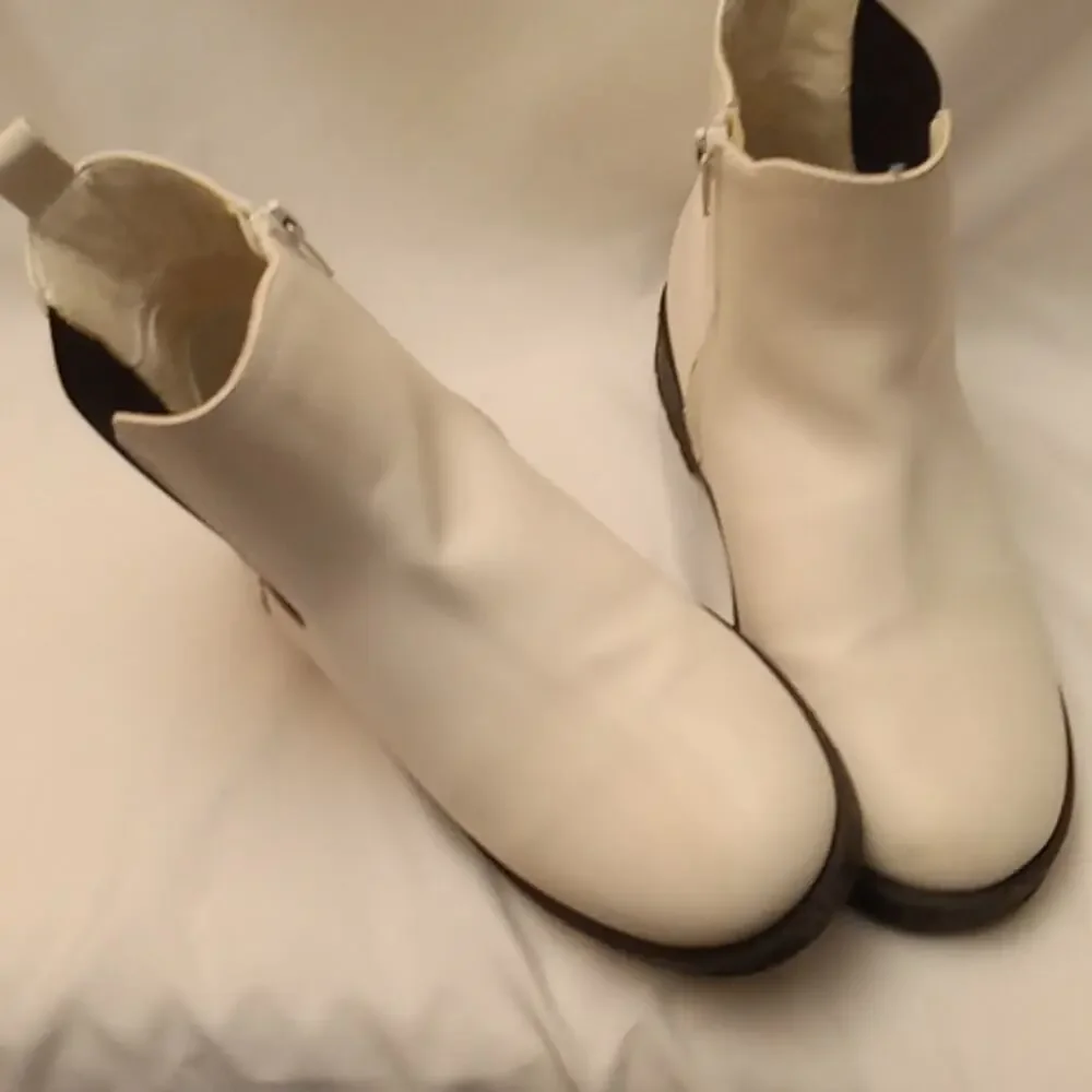 Girls MIA Ellowin White Chelsea Boots Size 4  Glitter Midsoles. Chunky, Boho.